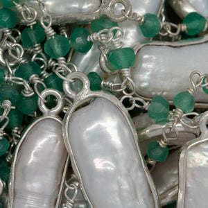 Brass Silver Plated 3.20mm Width by 2.40mm Length Hand Cut Green Onyx Gem Stone, Followed by 7.40mm Width by 17.10mm Length approximately Biwa Pearl Bezel Set, Gem Stone Chain. Price per: 1 Inch.